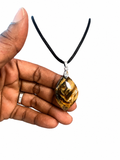 🌳 Pendentif en Bois Fossilisé – Mémoire du temps & ancrage naturel