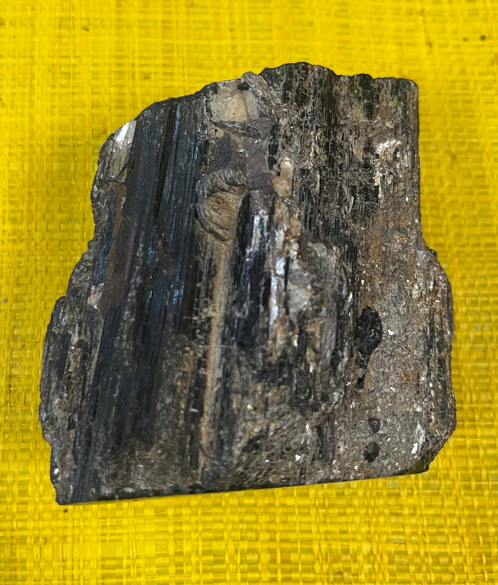 Tourmaline noire brute naturelle – Pièce unique 600 g