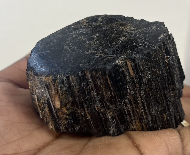 Tourmaline noire brute naturelle – Petite pièce de collection 223 g