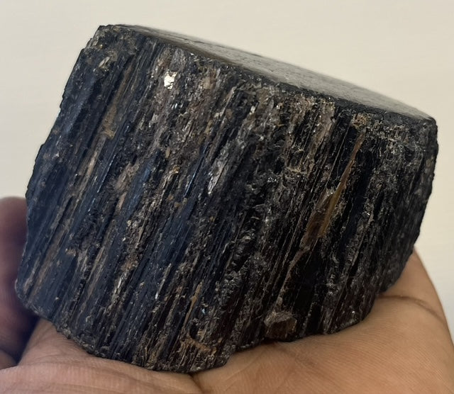 Tourmaline noire brute naturelle – Petite pièce de collection 223 g