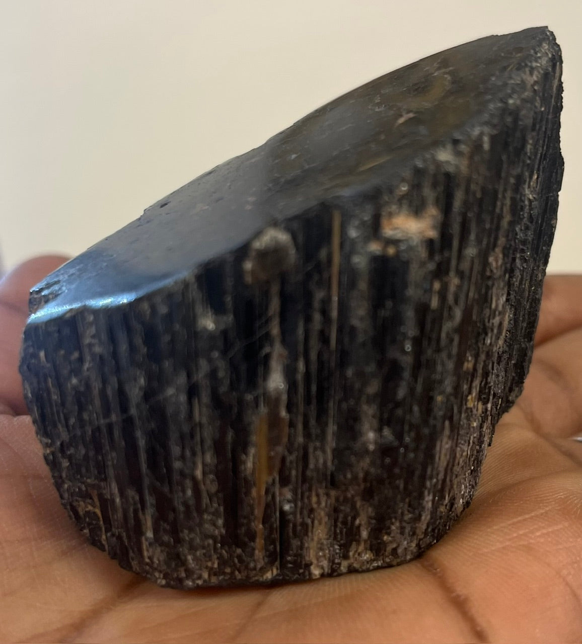 Tourmaline noire brute naturelle – Petite pièce de collection 223 g