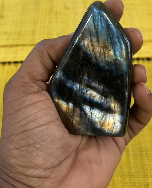 💙 Labradorite naturelle polie – Reflets bleus et dorés – Pièce unique 238 g