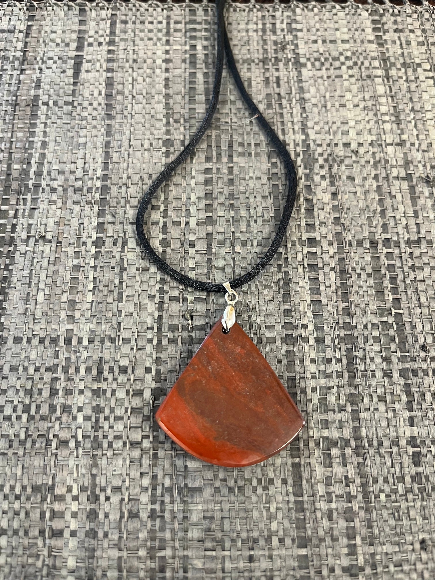 ❤️ Pendentif Jaspe rouge naturel – Forme éventail polie – Pièce unique