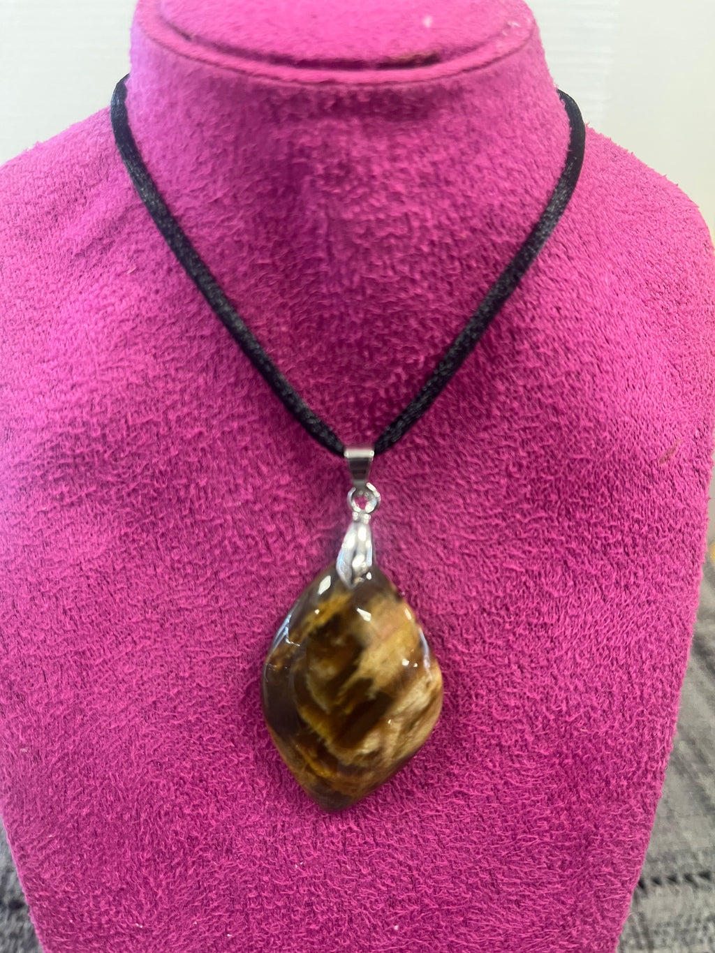 🌳 Pendentif en Bois Fossilisé – Mémoire du temps & ancrage naturel