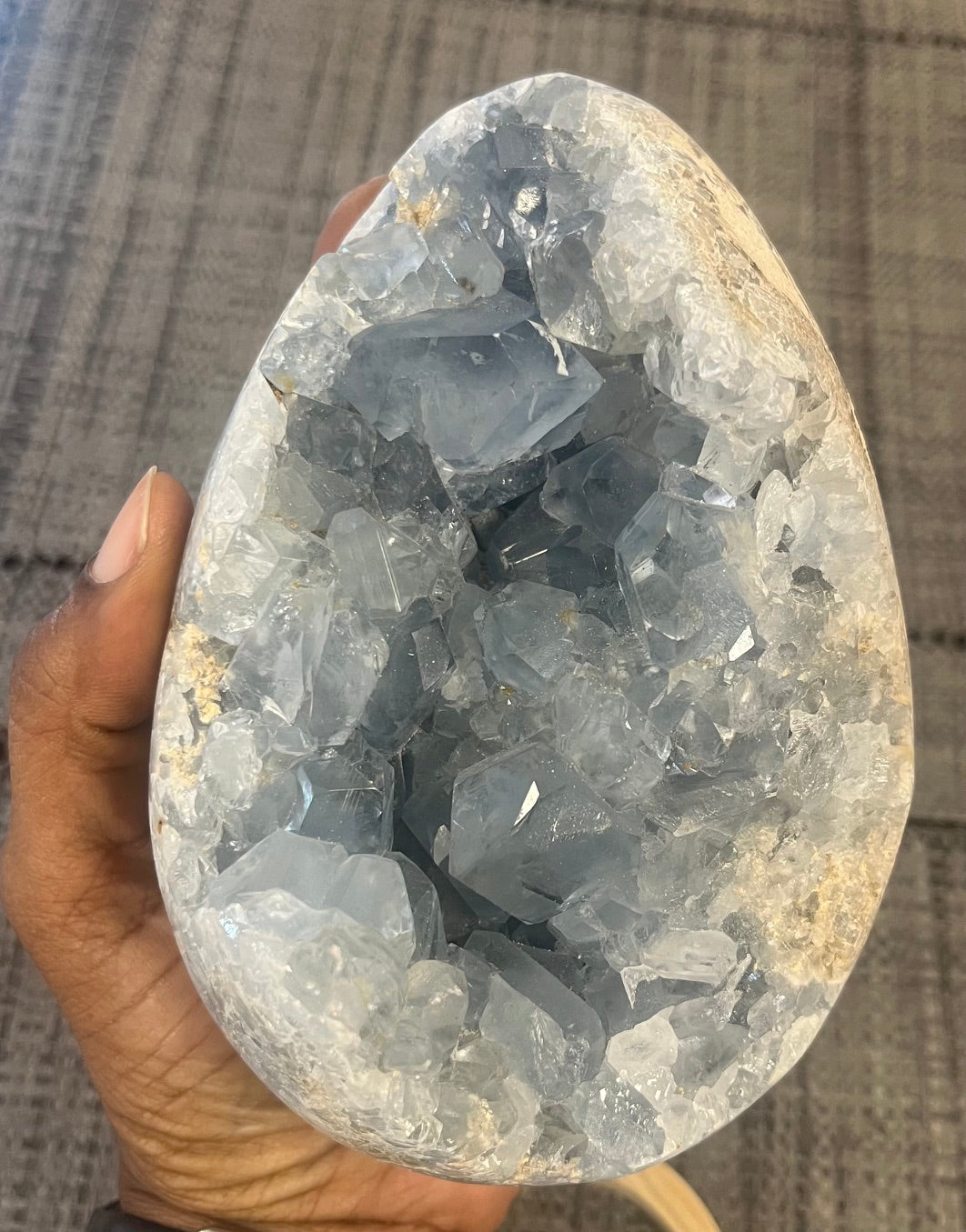 Œuf en Célestine naturelle – Grande géode cristallisée bleue – Pièce unique ✨