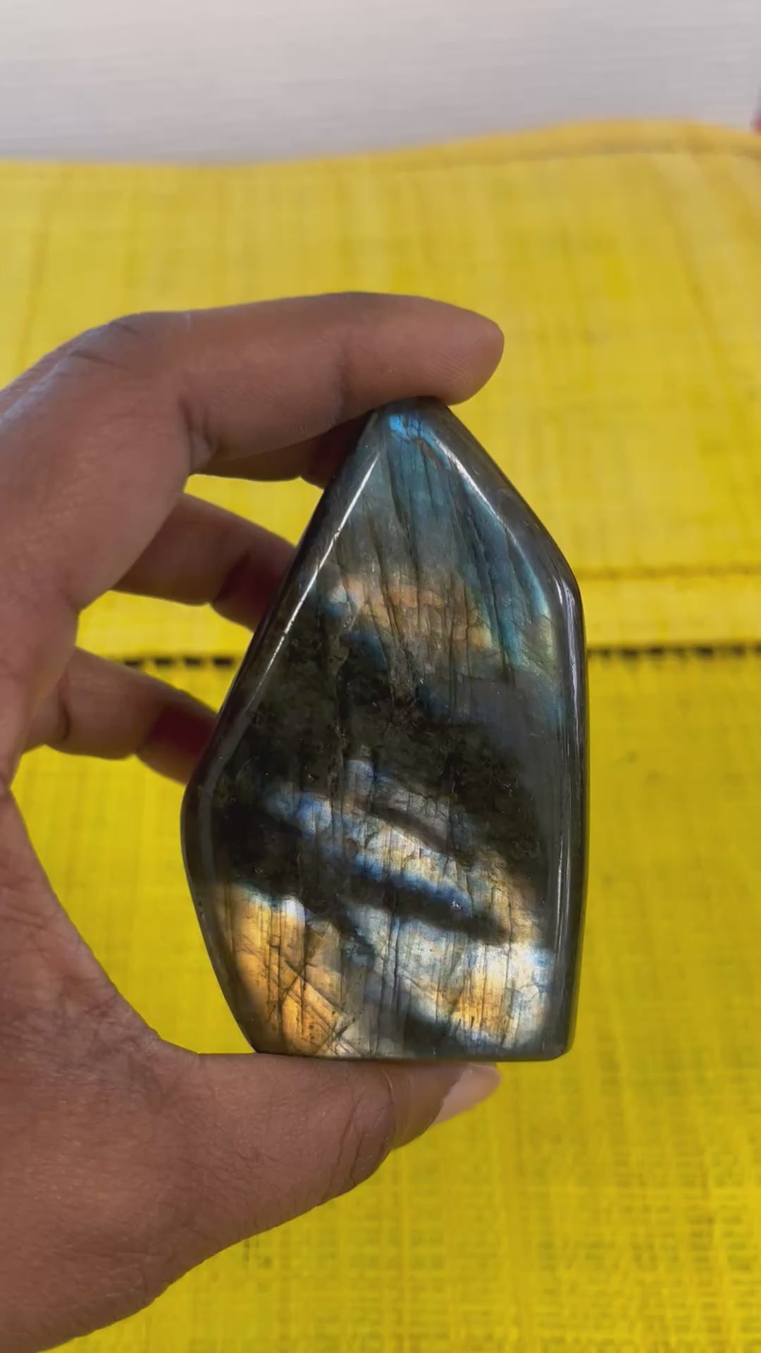 💙 Labradorite naturelle polie – Reflets bleus et dorés – Pièce unique 238 g