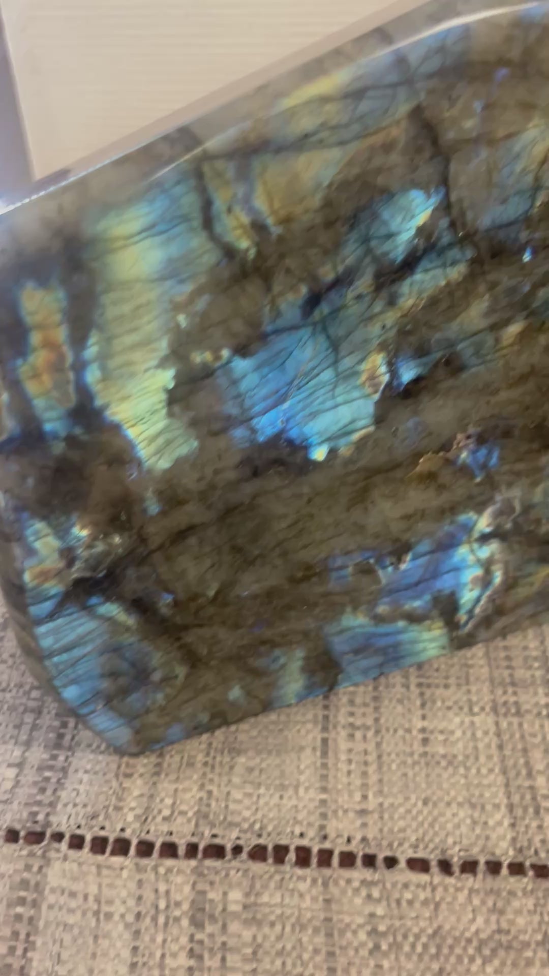 Labradorite forme libre – Grande pièce de collection – Reflets bleus & dorés ✨