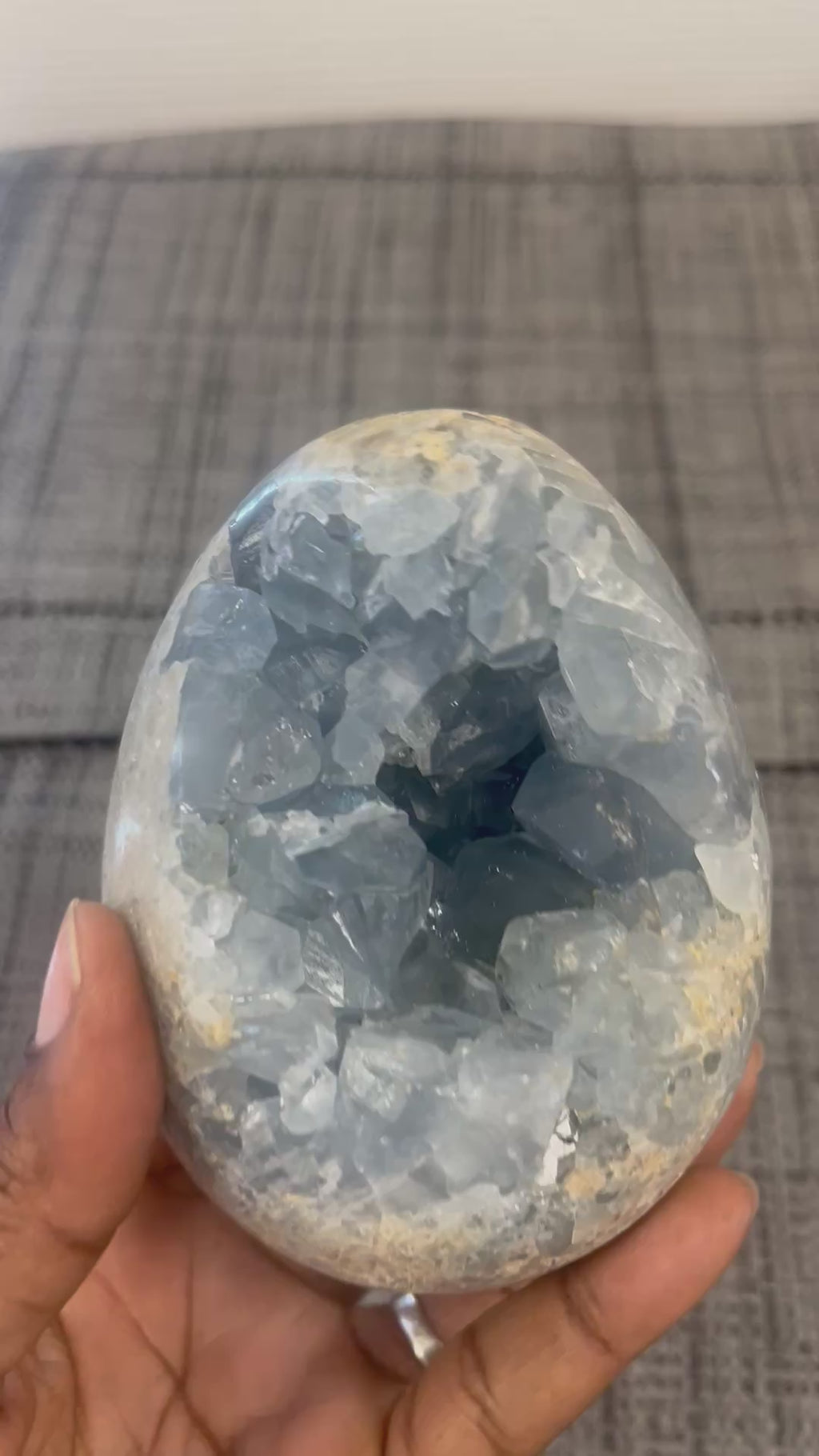 Œuf en Célestine naturelle – Géode cristallisée bleue – Pièce unique